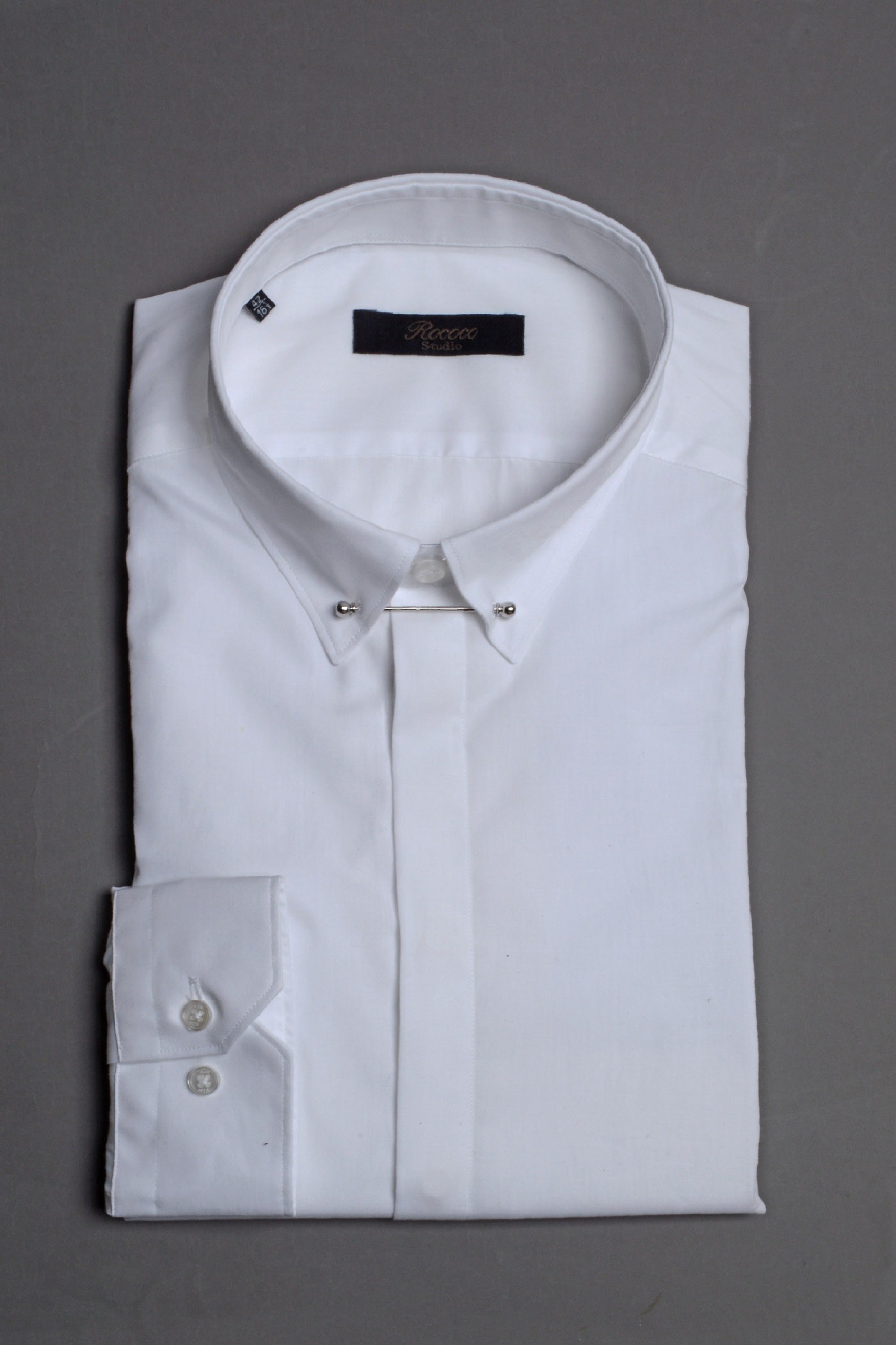 Cotton shirt with flap and metallic bar on the collar, men's