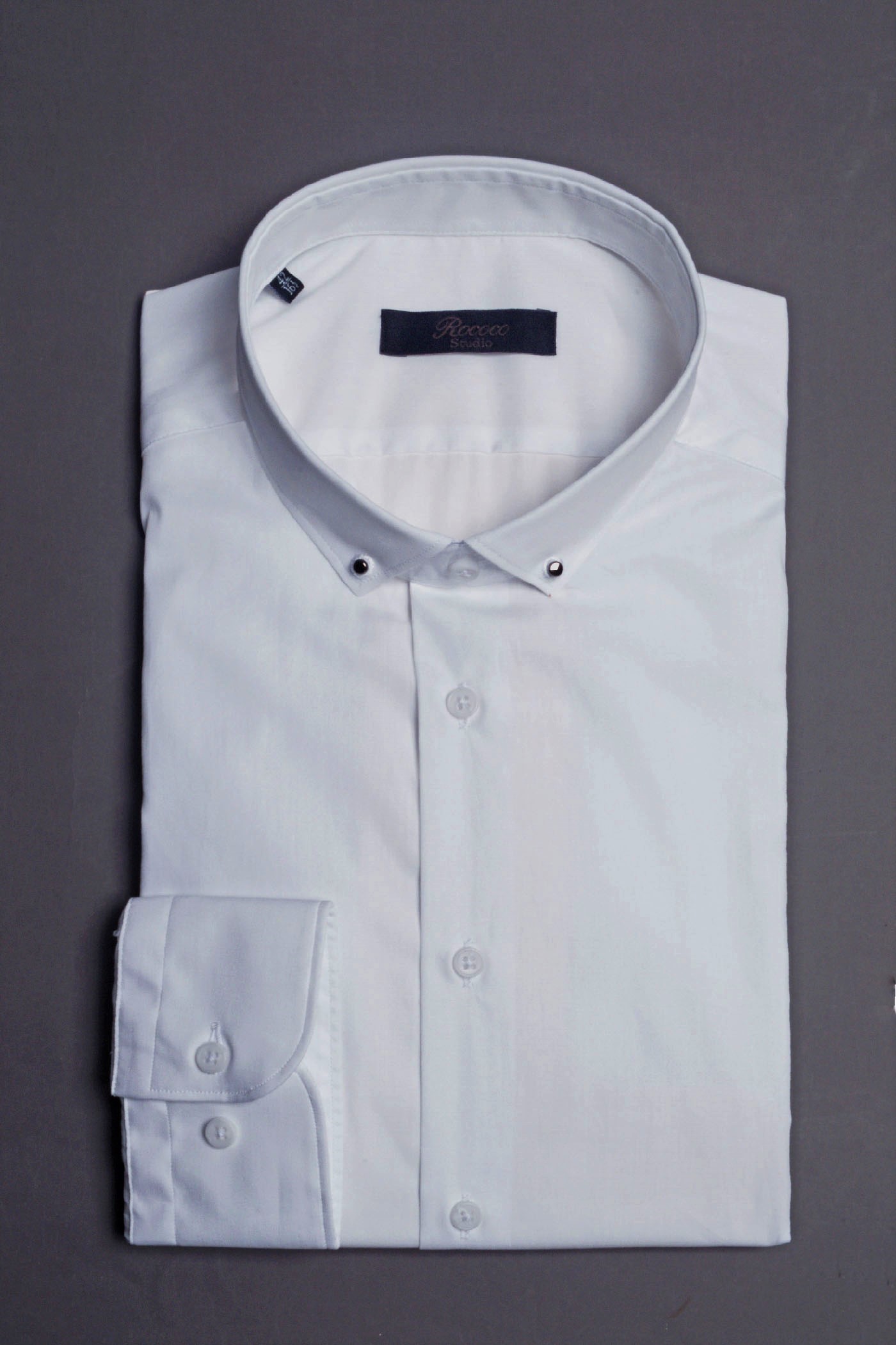 Shirt with flap and metallic button on the collar, men's