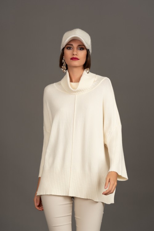 Oversize knitted blouse with wide collar